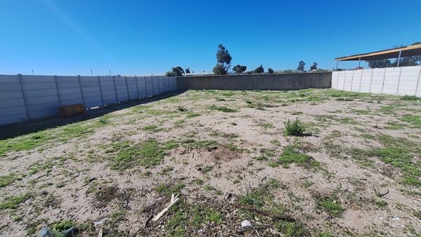600 m² Land