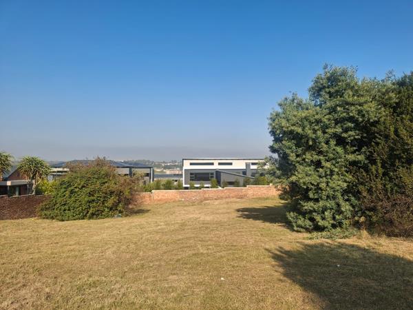 1 105 m² Land