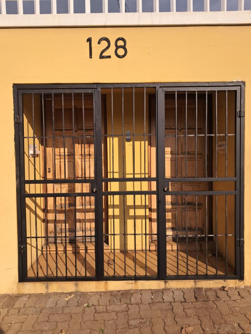 2 Bedroom House in Bezuidenhout Valley