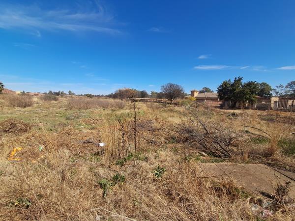 1 600 m² Land