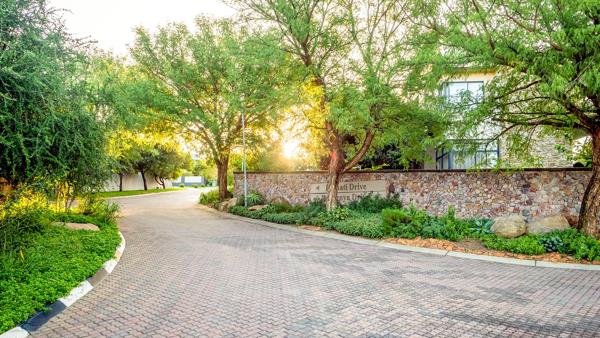 665 m² Land available in Helderfontein Estate