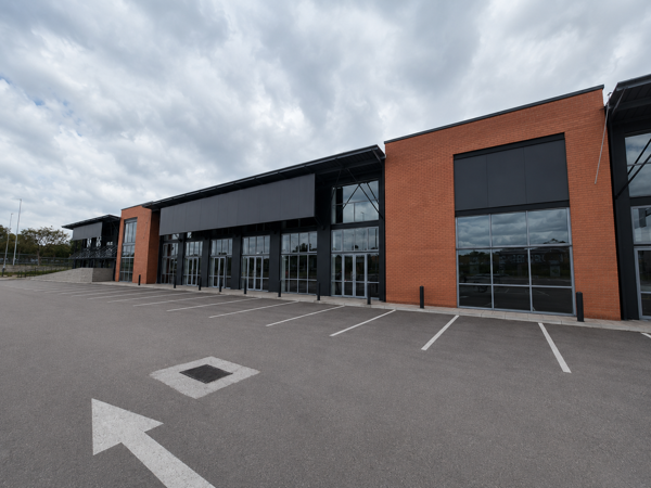1 755 m² Retail Space