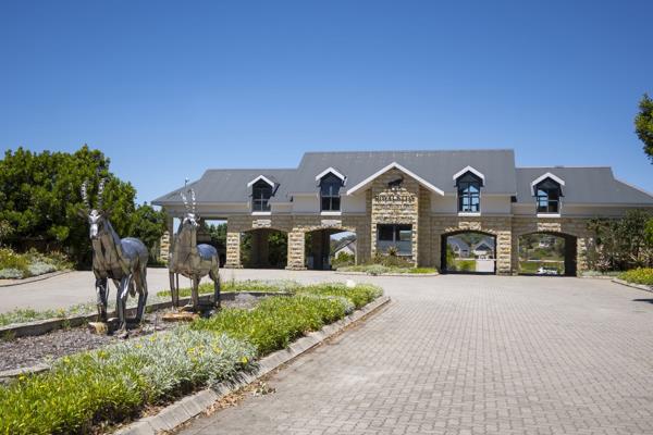 1 610 m² Land