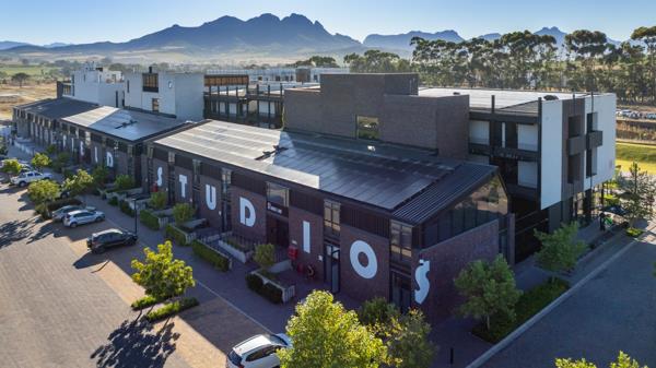 702 m² Commercial space