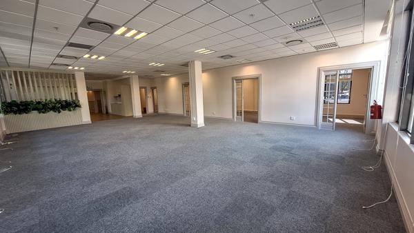 339.4 m² Office Space