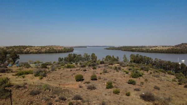 1 030 m² Land