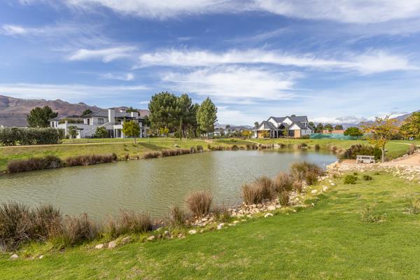 1 045 m² Land