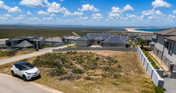 738 m² Land