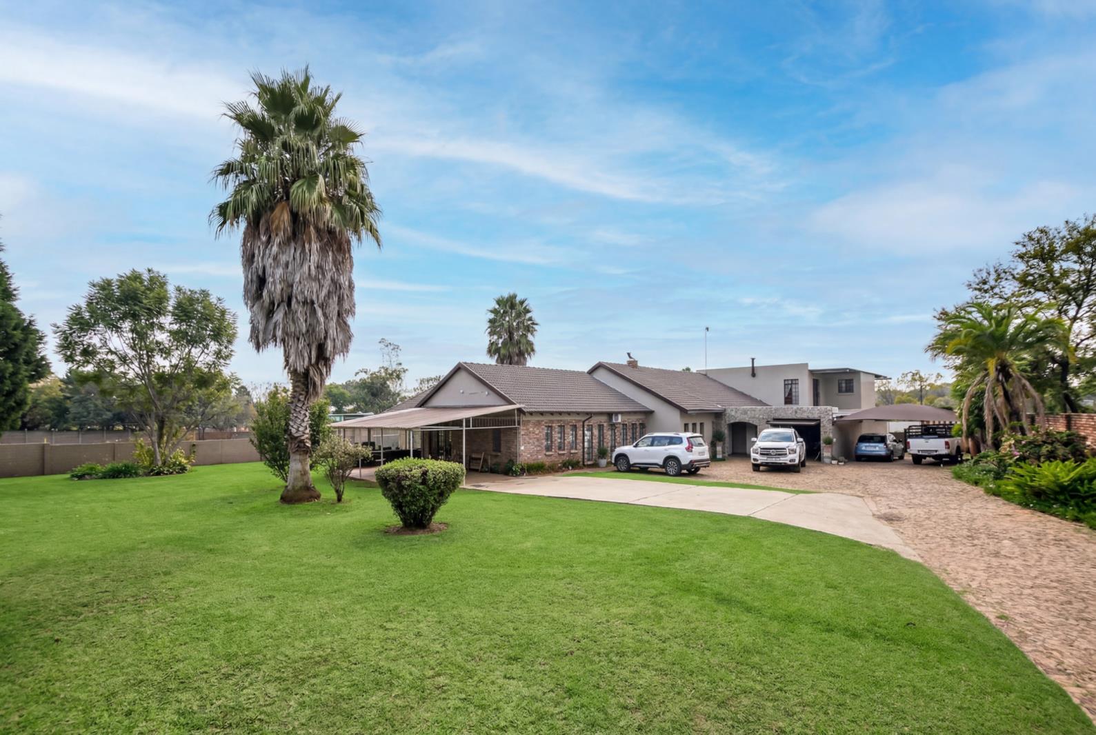 Photo of 6 Bedroom House in Roodeplaat