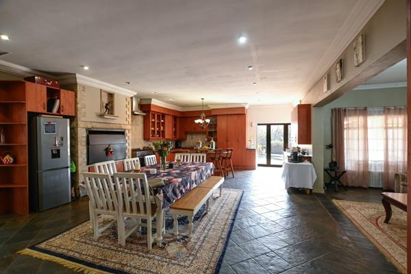 Photo of 6 Bedroom House in Roodeplaat