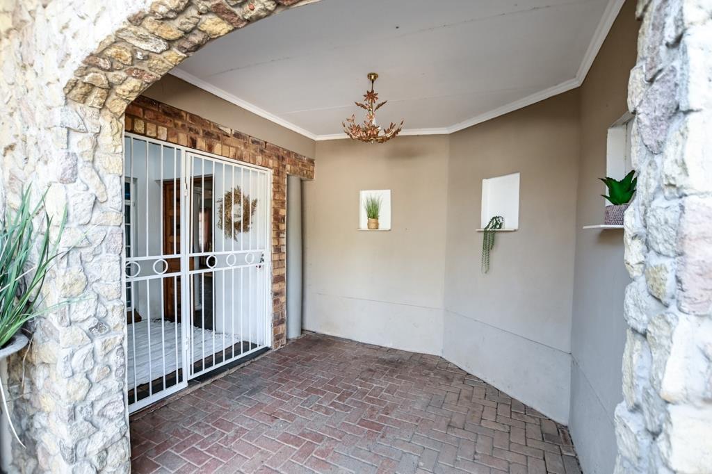 Photo of 6 Bedroom House in Roodeplaat