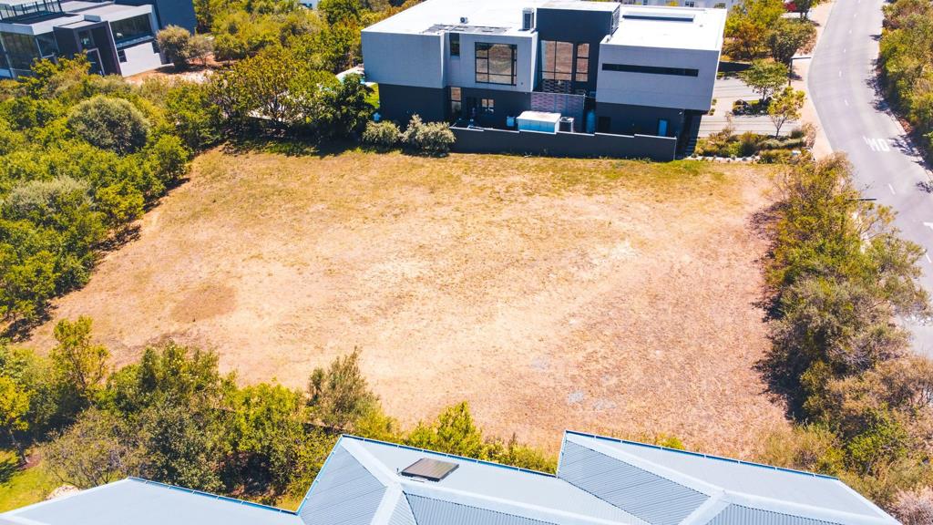1 741 m² Land