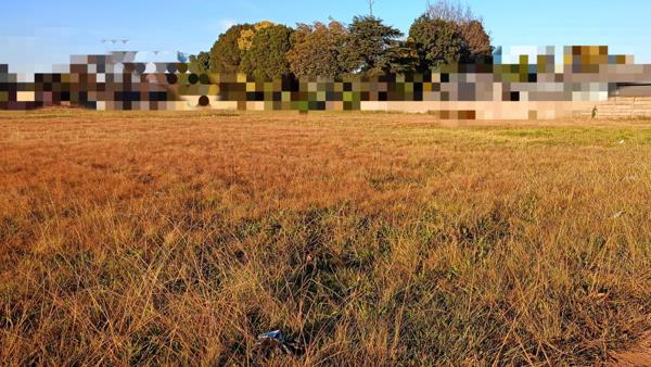 1 185 m² Land