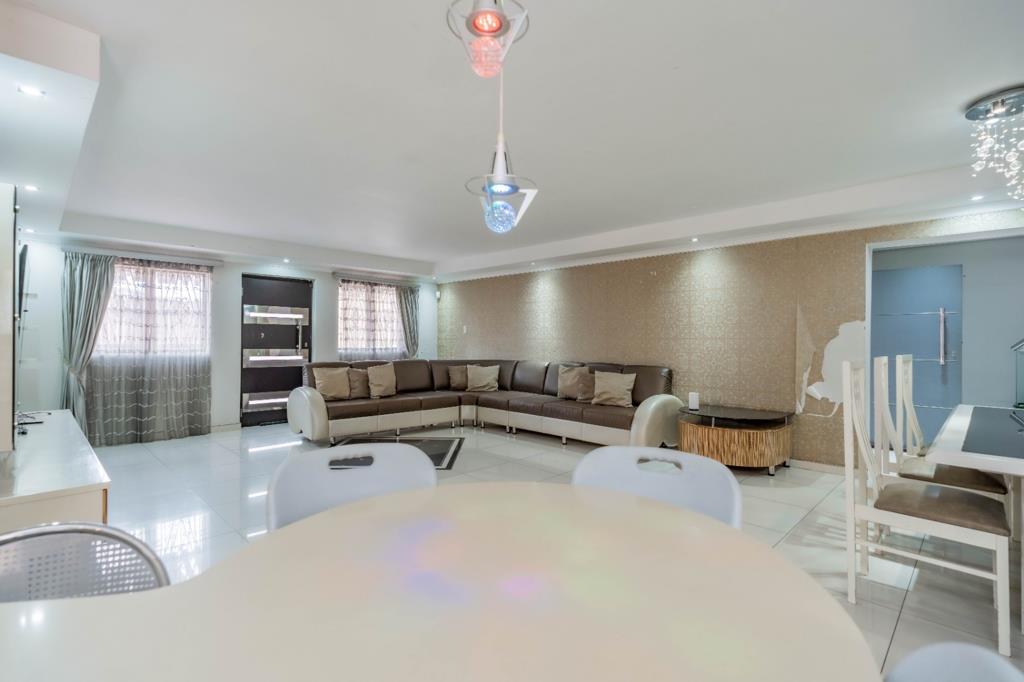 6 Bedroom Townhouse