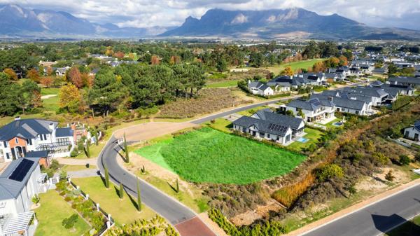 1 225 m² Land