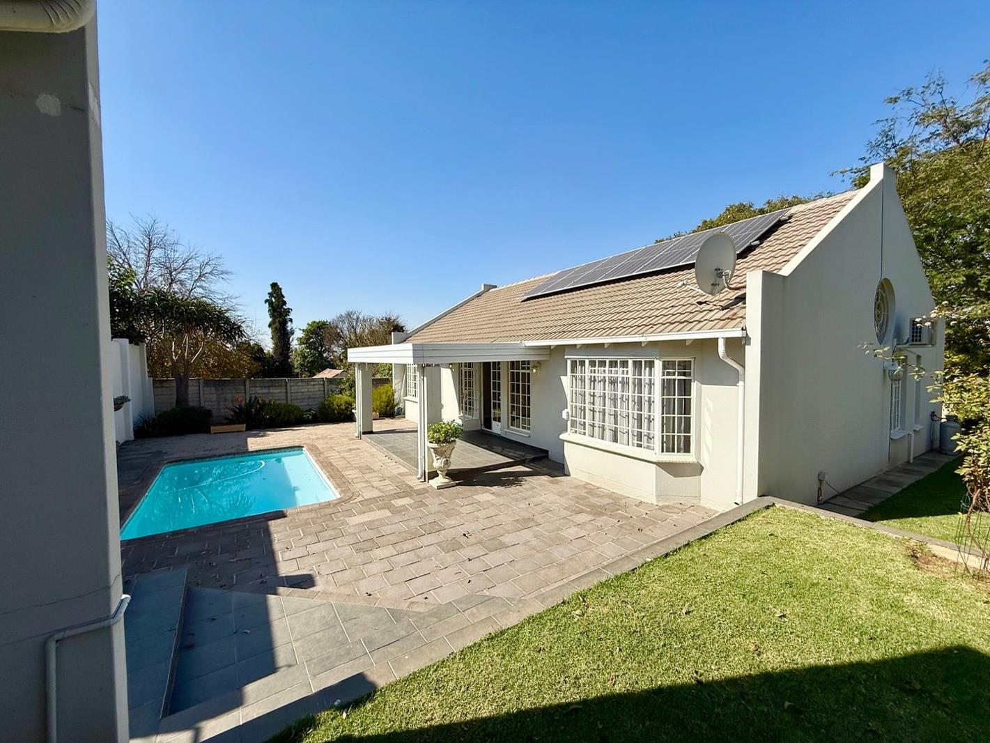 2 Bedroom House in Kew