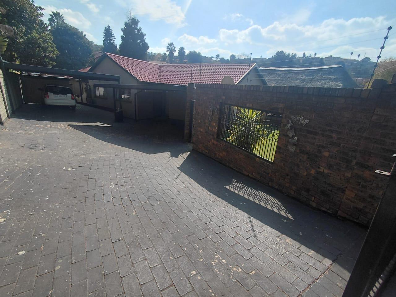 4 Bedroom House in Ridgeway