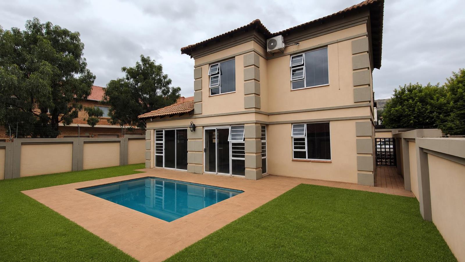 3 Bedroom House in Magalieskruin