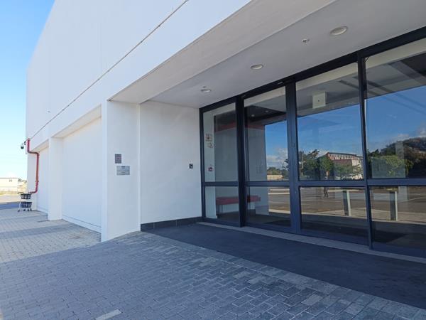 1 896 m² Retail Space