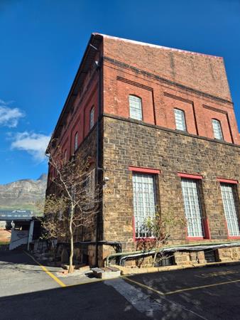 300 m² Commercial space