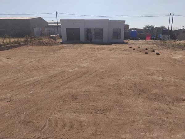 1 050 m² Land