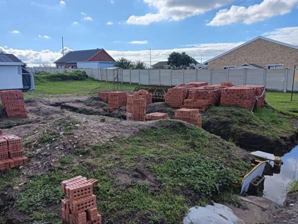 748 m² Land