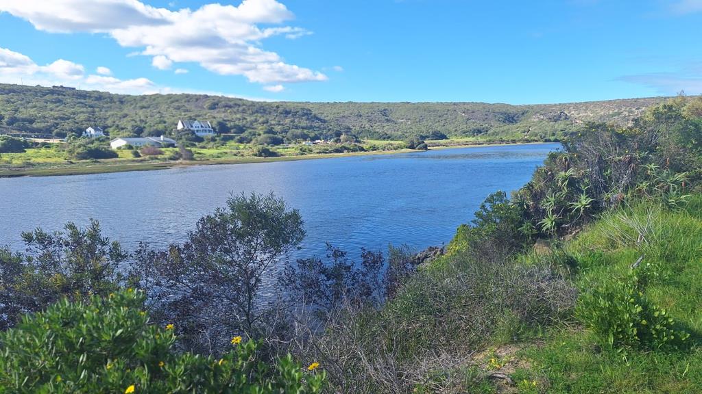 1 090 m² Land