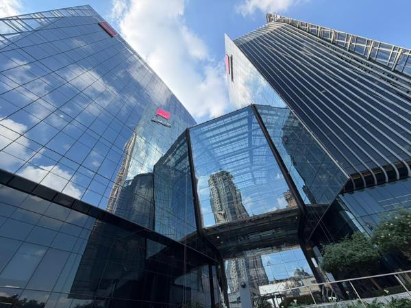 1 100 m² Commercial space