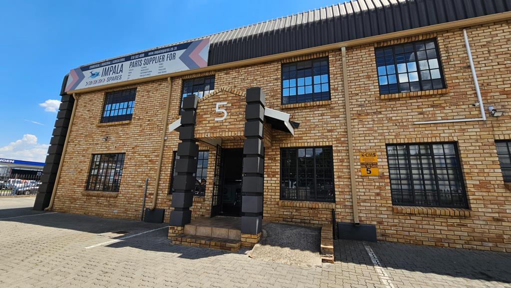 744 m² Industrial space