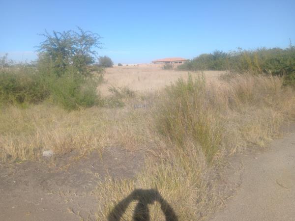 1 105 m² Land