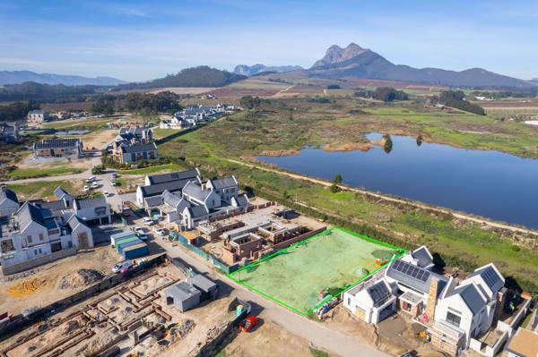 1 080 m² Land
