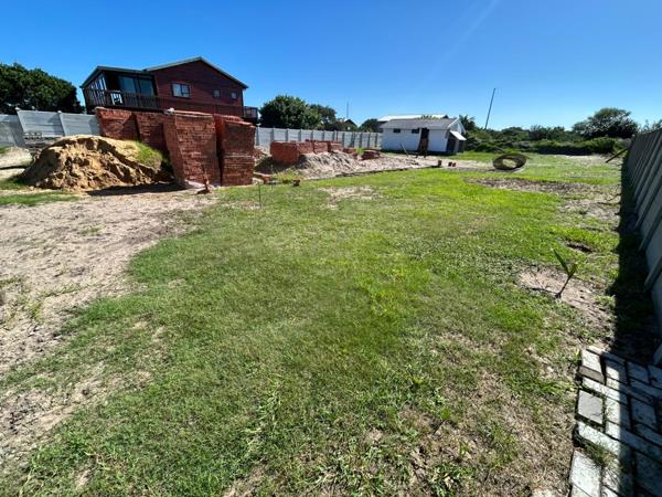 748 m² Land