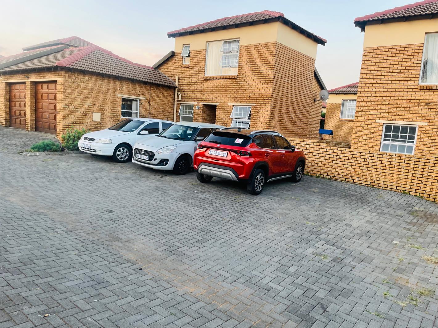 3 Bedroom Duplex in Willowbrook