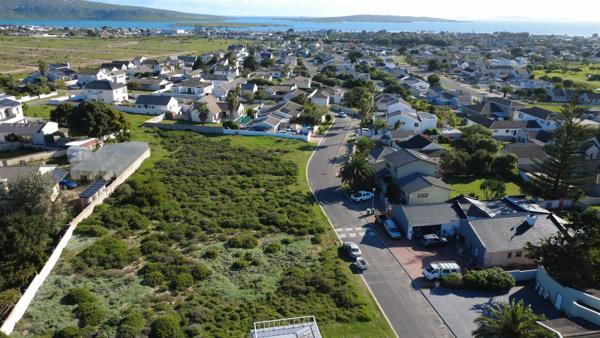 925 m² Land