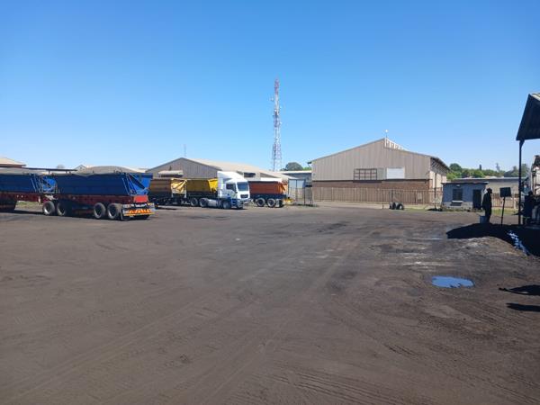5 600 m² Land