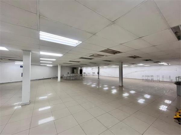 1 000 m² Retail Space