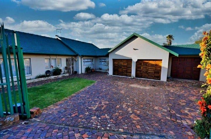 4 Bedroom House in Weltevreden Park