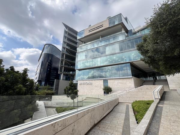 893 m² Commercial space