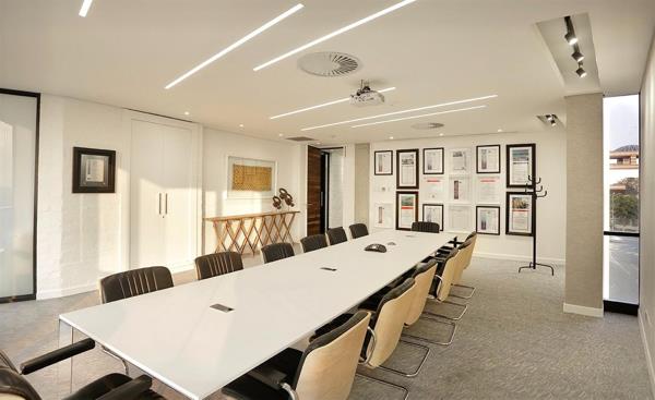 994 m² Commercial space