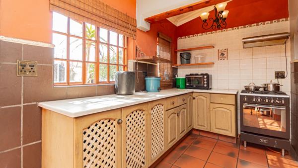 2 Bedroom HouseKensington - View 5