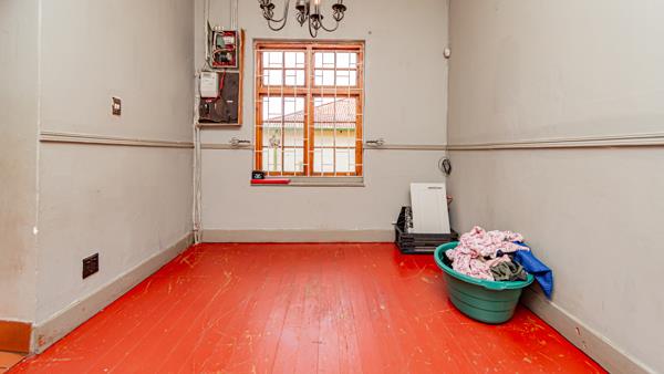 2 Bedroom HouseKensington - View 4