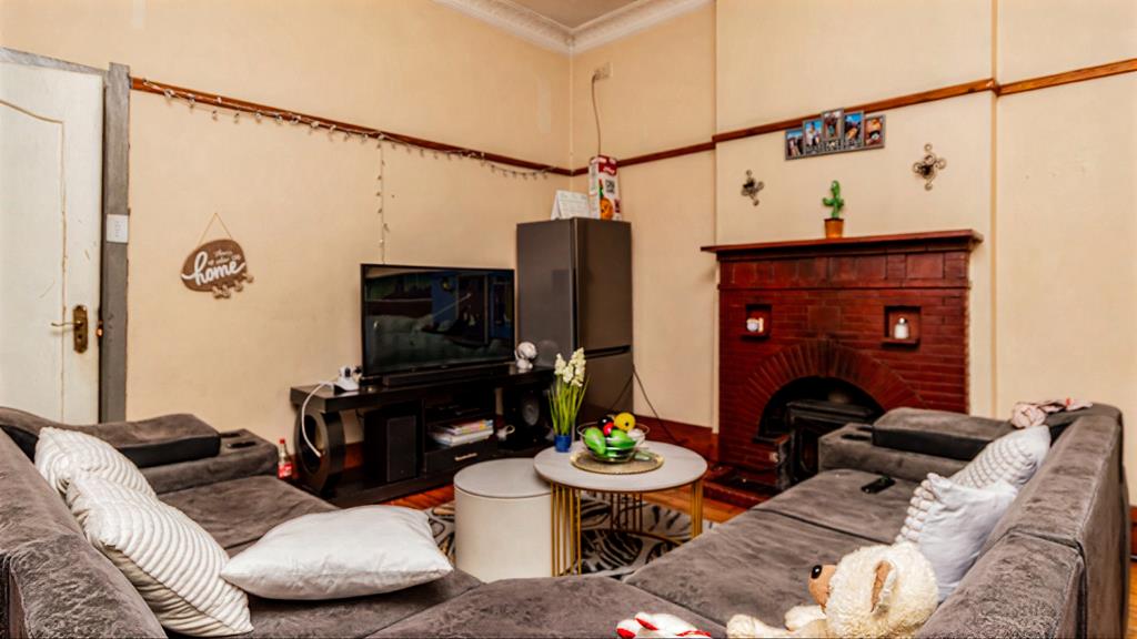 2 Bedroom HouseKensington - View 3