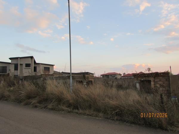 1 025 m² Land
