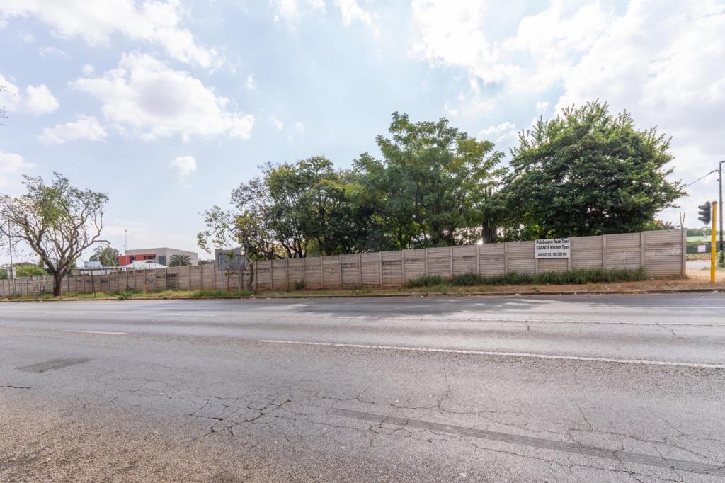 5 710 m² Land
