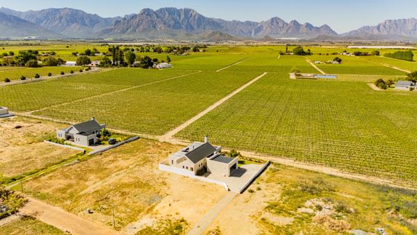 696 m² Land