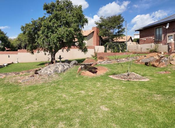 1 025 m² Land
