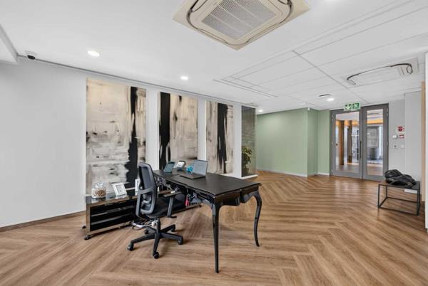 2 m² Office Space