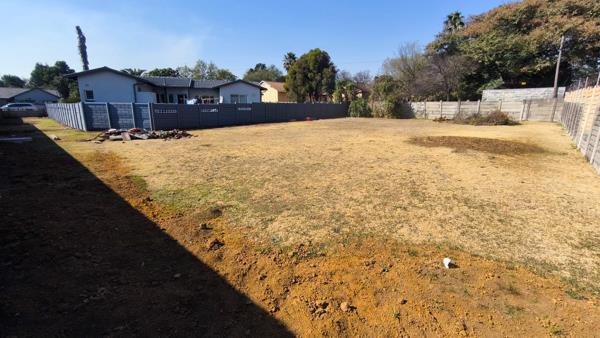 700 m² Land