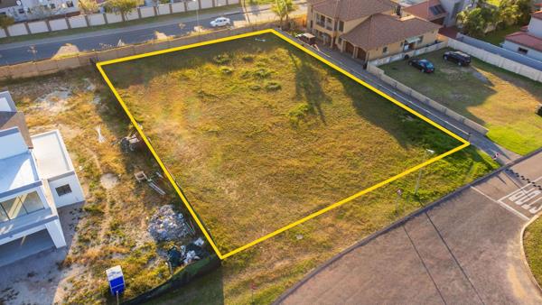1 600 m² Land