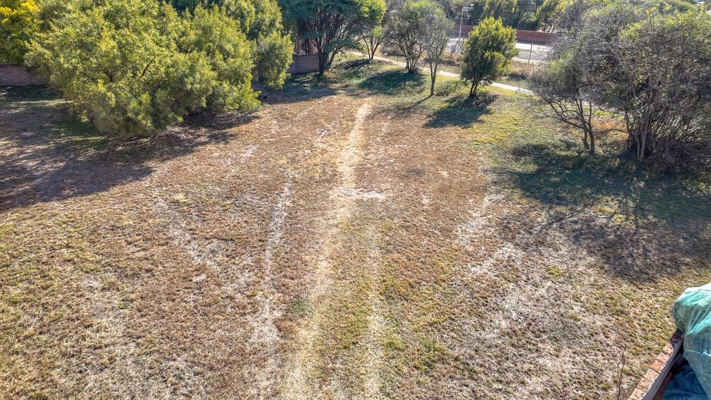 887 m² Land
